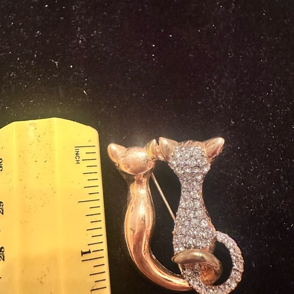 Elegant Gold and Silver Cat Brooch - Picture 2 of 6
